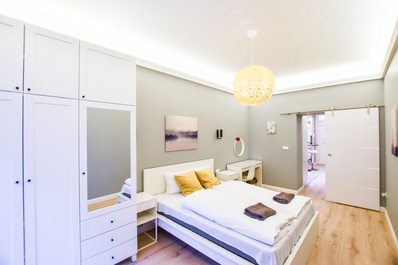 Riverside In Downtown Apartment